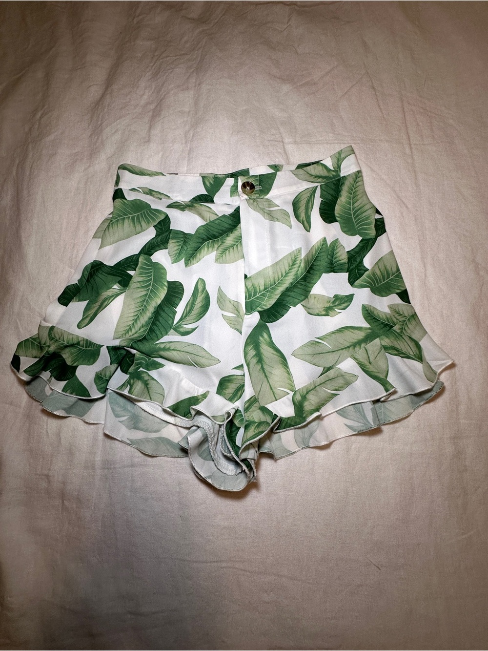 Tropical Leaf Ruffle Hem Women’s Shorts - Green